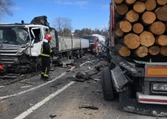 Smaga avārija uz Liepājas šosejas: notikusi vairāku kravas auto sadursme; satiksme bloķēta. VIDEO