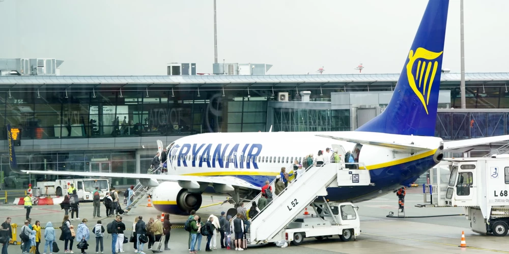 "Ryanair" lidmašīna RIX Rīgas lidostas teritorijā./Ilustratīvs attēls.