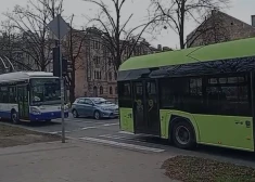 “Stāvējām bez ziņas, kas notiek tālāk” — pasažieri neizpratnē par notikušo trolejbusā protesta laikā