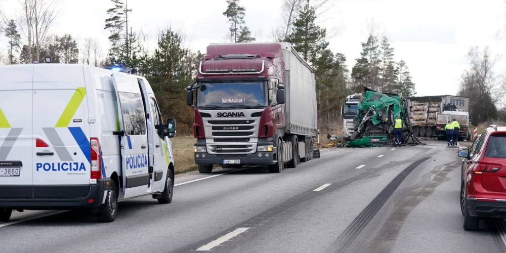 Из-за столкновения нескольких грузовиков было заблокировано Лиепайское шоссе недалеко от Тирели.