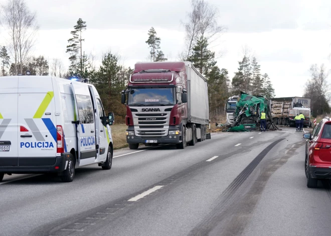 Из-за столкновения нескольких грузовиков было заблокировано Лиепайское шоссе недалеко от Тирели.