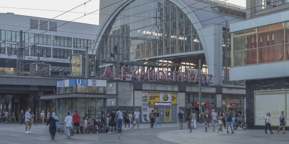 Vietējie un tūristi pie Alexanderplatz metro stacijas Vācijas galvaspilsētā Berlīnē. (Ilustratīvs foto.)