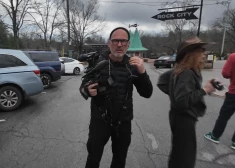 Šova "Četri uz koferiem" filmēšanas grupa ASV nonāk bīstamā situācijā un spiesta taisnoties, ka viņiem nav ieroču