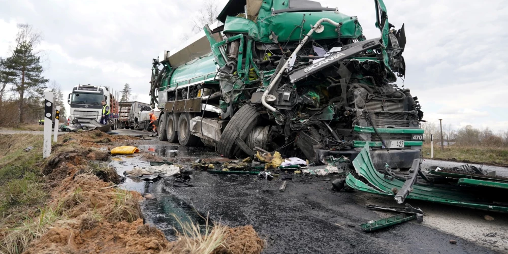 Vairāku kravas automašīnu sadursme uz Liepājas šosejas netālu no Tīreļiem.