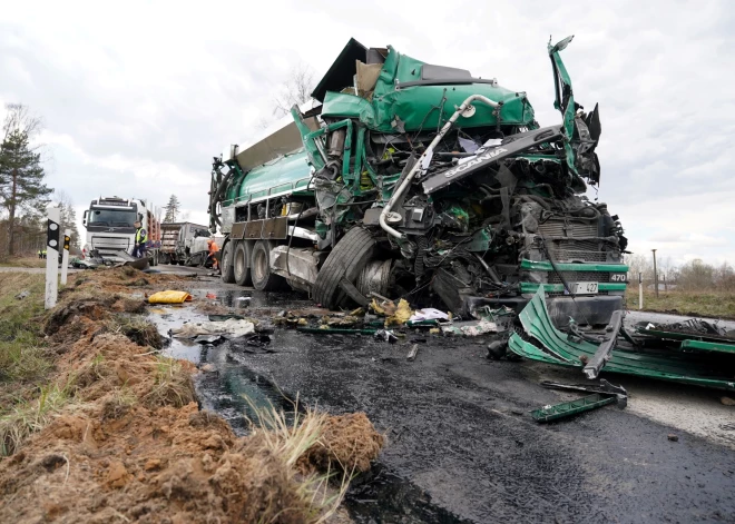 Vairāku kravas automašīnu sadursme uz Liepājas šosejas netālu no Tīreļiem.