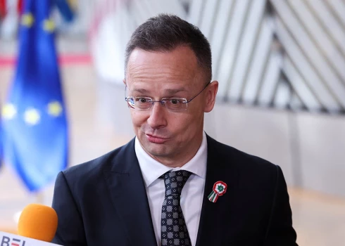 Pastiprināta mediju uzmanība Sijārto ir saistīta arī ar nesenajām publikācijām par viņa kontaktiem ar Maskavu. 