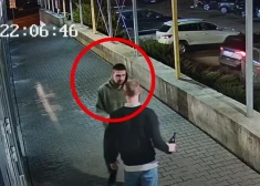 VIDEO: policija meklē vīrieti, kurš pie veikala "Mego" durvīm nokārtoja dabiskās vajadzības