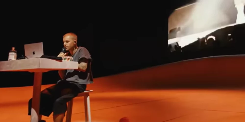 Džastins Bībers koncertu pavadīja pie datora.