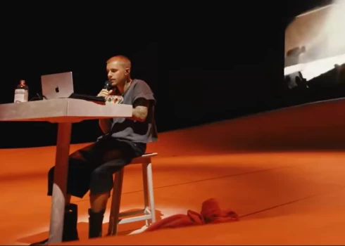 Džastins Bībers koncertu pavadīja pie datora.