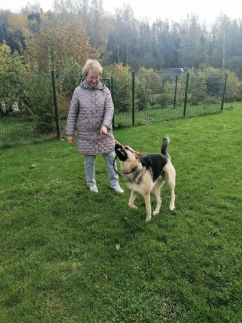 Anita Ozoliņa un viņas personīgais veselīga dzīvesveida treneris.