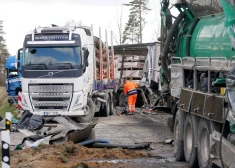 На Лиепайском шоссе столкнулись пять грузовиков: полиция назвала возможную причину аварии