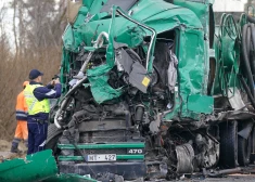 Vairāku kravas auto sadursme uz Liepājas šosejas: skaidro, kāds varēja būt satiksmes negadījuma iemesls
