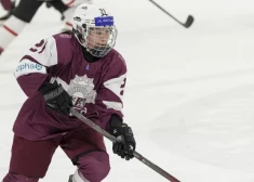 Latvijas sieviešu hokeja izlasei nenoturēta vadība un sāpīgs zaudējums pret Dienvidkoreju