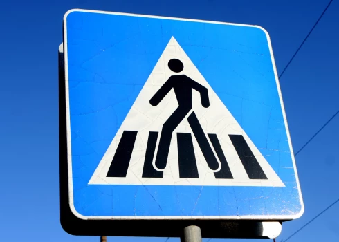 Gājēju pārejas zīme.