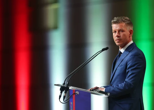 Ungārijas parlamenta vēlēšanu uzvarētājs konservatīvās Cieņas un brīvības partijas ("Tisza") līderis Pēters Maģars.