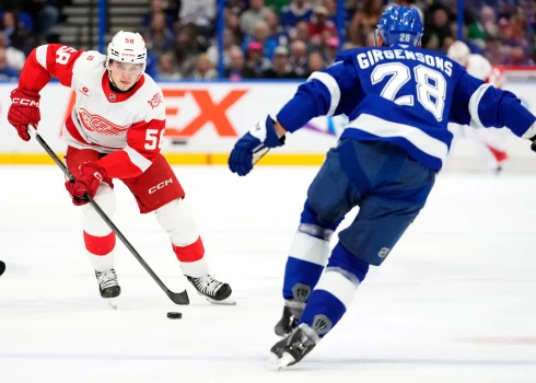 Girgensonam rezultatīva piespēle "Lightning" uzvarā pār "Red Wings".