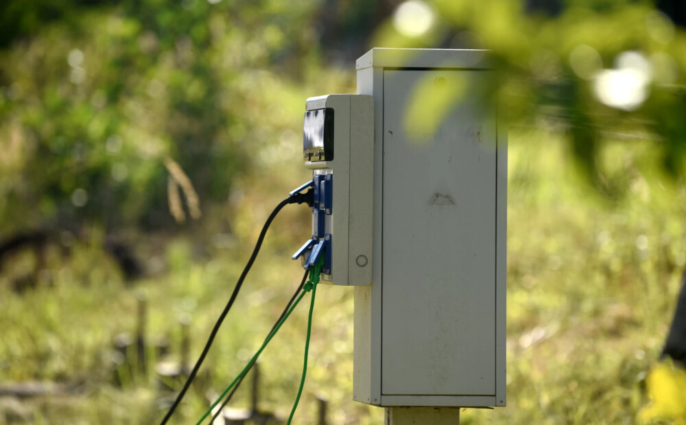 Viltus elektriķis apzadzis seniorus vairākās Latvijas pilsētās