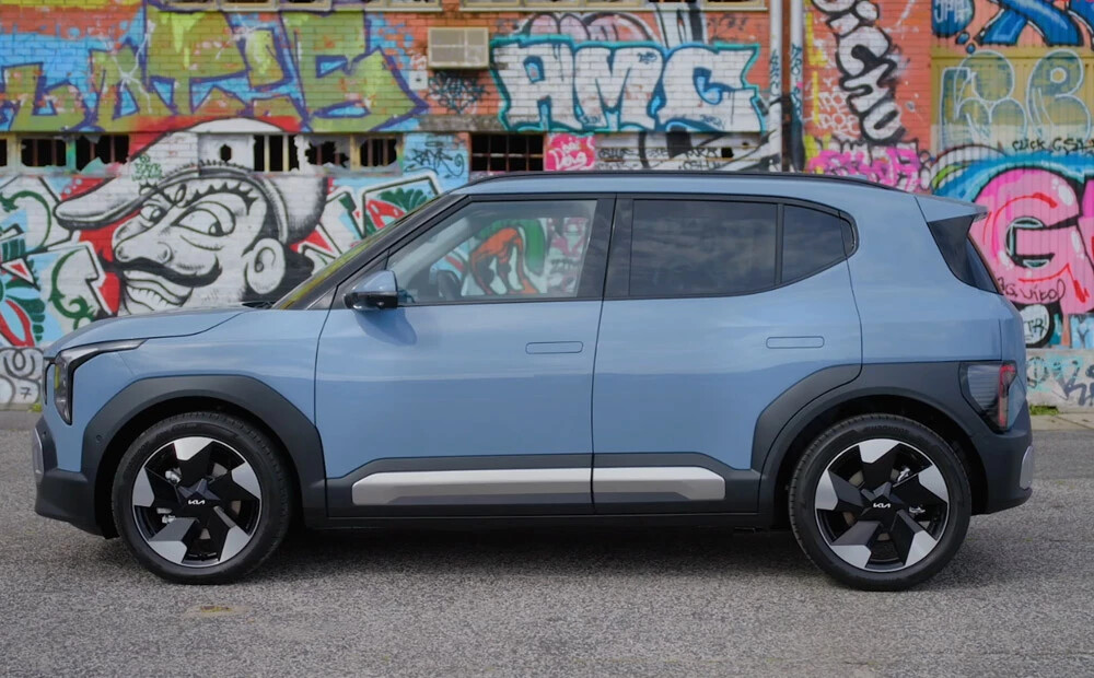 Mazs nav prasts. Kā brauc KIA mazākais elektromoblis EV2?