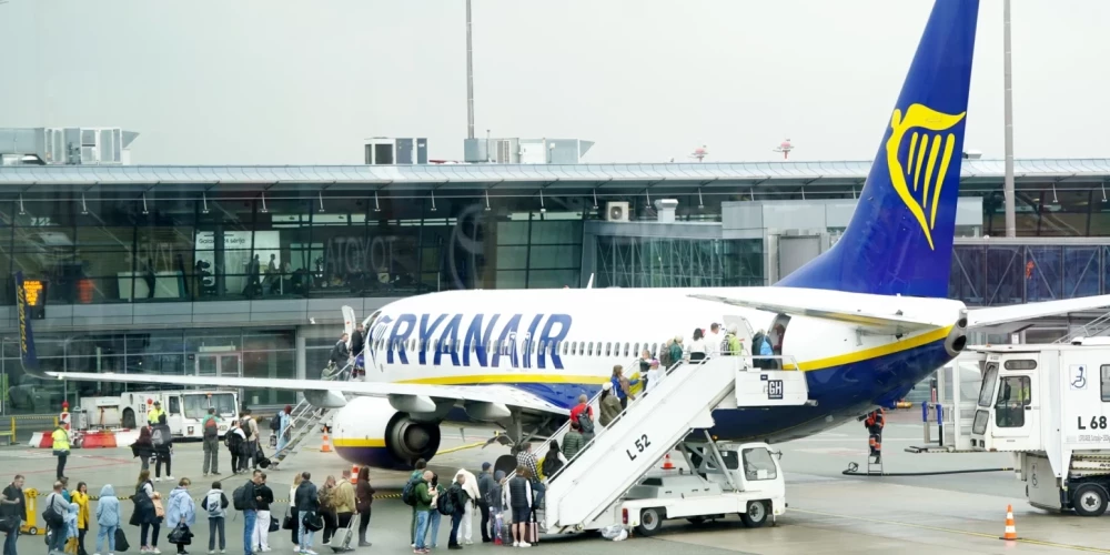 Пассажиры садятся в самолет Ryanair в аэропорту "Рига".