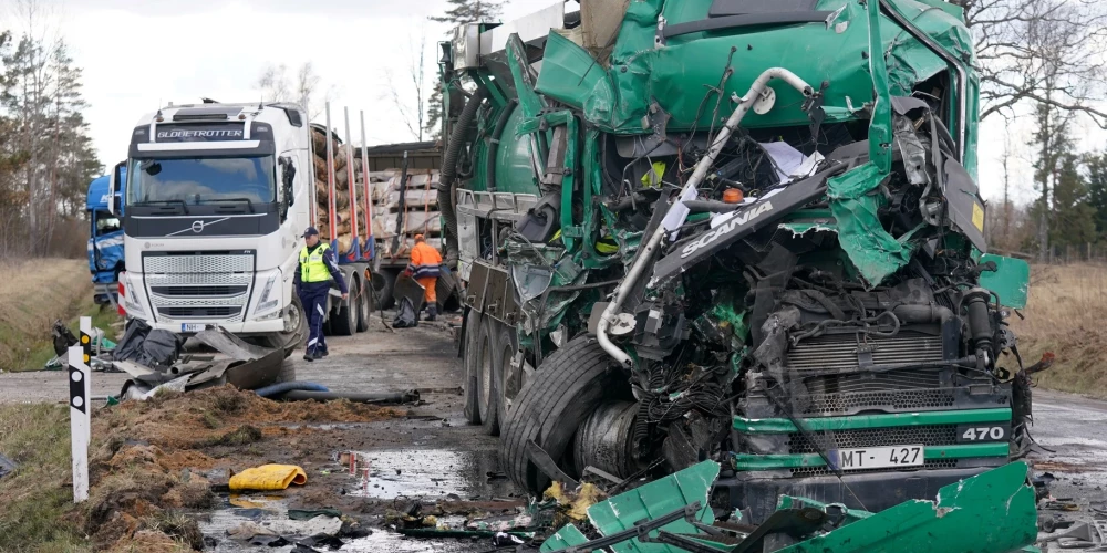 Vairāku kravas automašīnu sadursme uz Liepājas šosejas netālu no Tīreļiem.