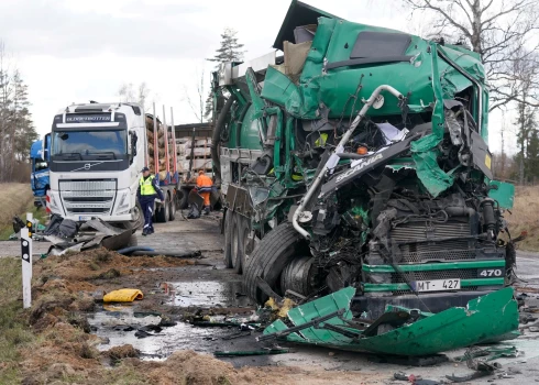 Vairāku kravas automašīnu sadursme uz Liepājas šosejas netālu no Tīreļiem.