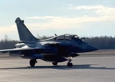 Latvijā ieradušies Francijas iznīcinātāji "Rafale"