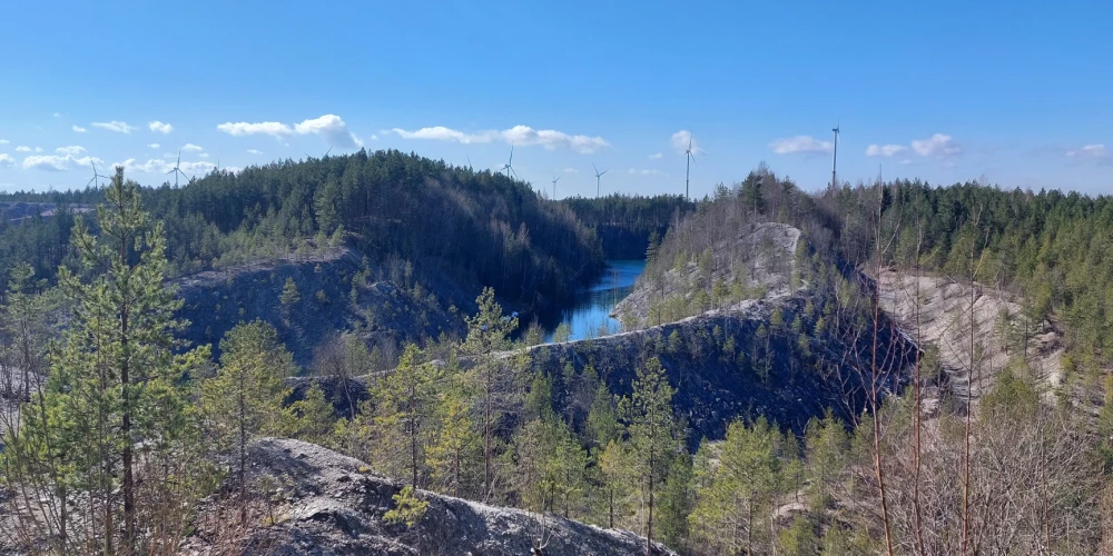 Vieta, kur kādreiz tika iegūts degslāneklis.