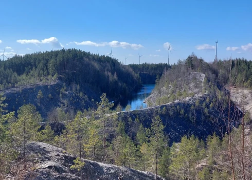 Vieta, kur kādreiz tika iegūts degslāneklis.