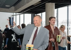 FOTO: pašmāju reperi, viņu draugi un talanta cienītāji pulcējas filmas "Jo dzīve ir batls" pirmizrādē