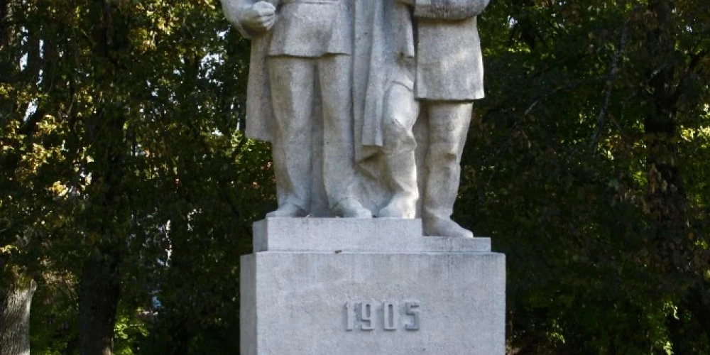 1976. gada novembrī Kuldīgā, 1905. gada parkā, atklātā piemiņas diena 1919. gada baltā terora upuriem.