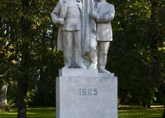 1976. gada novembrī Kuldīgā, 1905. gada parkā, atklātā piemiņas diena 1919. gada baltā terora upuriem.