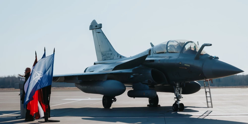 Militārajā bāzē “Lielvārde” nolaidušies Francijas iznīcinātāji “Rafale”.