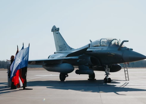 Militārajā bāzē “Lielvārde” nolaidušies Francijas iznīcinātāji “Rafale”.