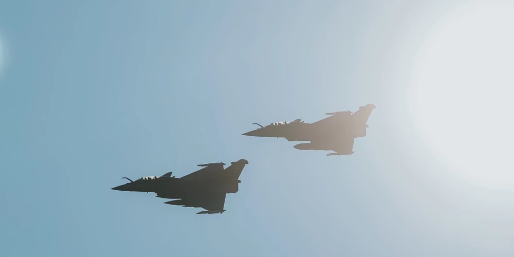На авиабазу в Лиелварде прибыли два французских истребителя Rafale.