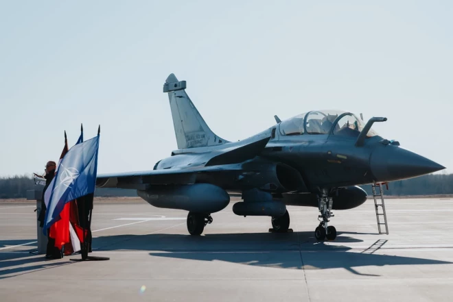 На авиабазу в Лиелварде прибыли два французских истребителя Rafale.