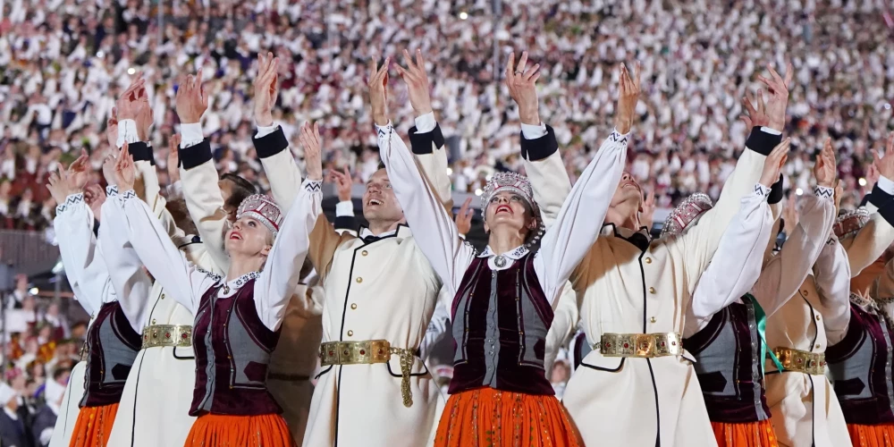 Valdība apstiprina nākamo Vispārējo latviešu dziesmu un deju svētku laiku. 