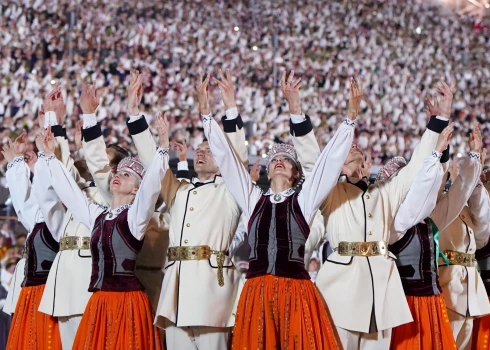 Valdība apstiprina nākamo Vispārējo latviešu dziesmu un deju svētku laiku. 