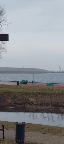 Un izbiju atstāja kaut kas, ko sākotnēji var uzskatīt vienkārši par pauguru, bet patiesībā tur glabājas radioaktīvie atkritumi.