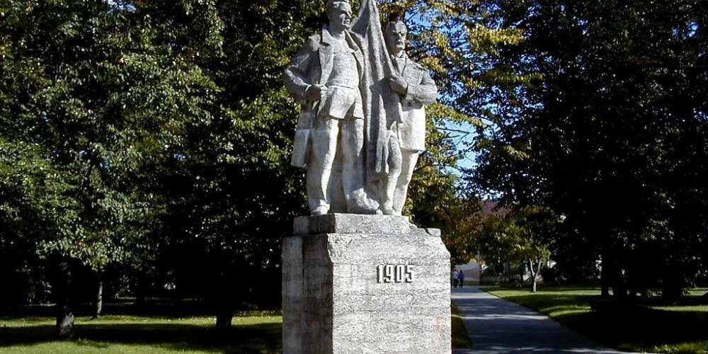 Kuldīgā uzvirmojušas kaislības ap 1905. gada revolucionāru pieminkeli pilsētas centrā.