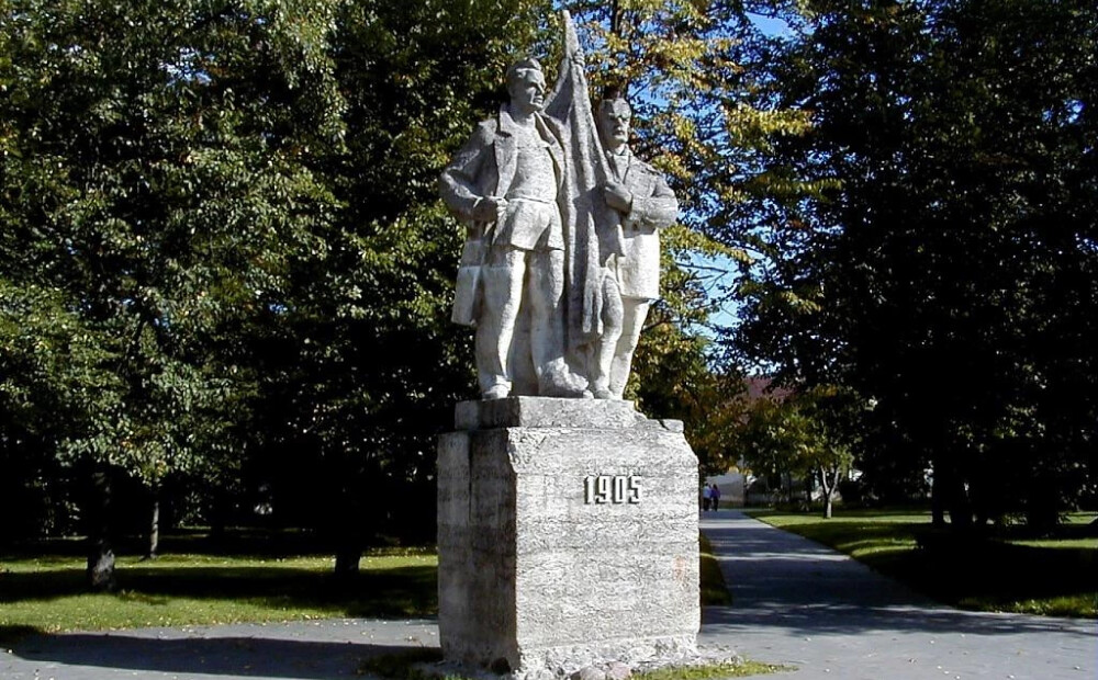 Revolucionārie pieminekļu kari Kuldīgā. FOTO. VIDEO