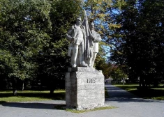 Revolucionārie pieminekļu kari Kuldīgā. FOTO. VIDEO