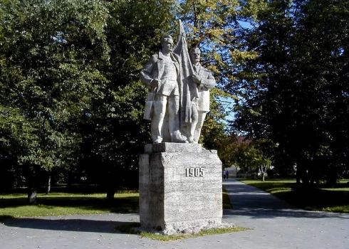 Kuldīgā uzvirmojušas kaislības ap 1905. gada revolucionāru pieminkeli pilsētas centrā.