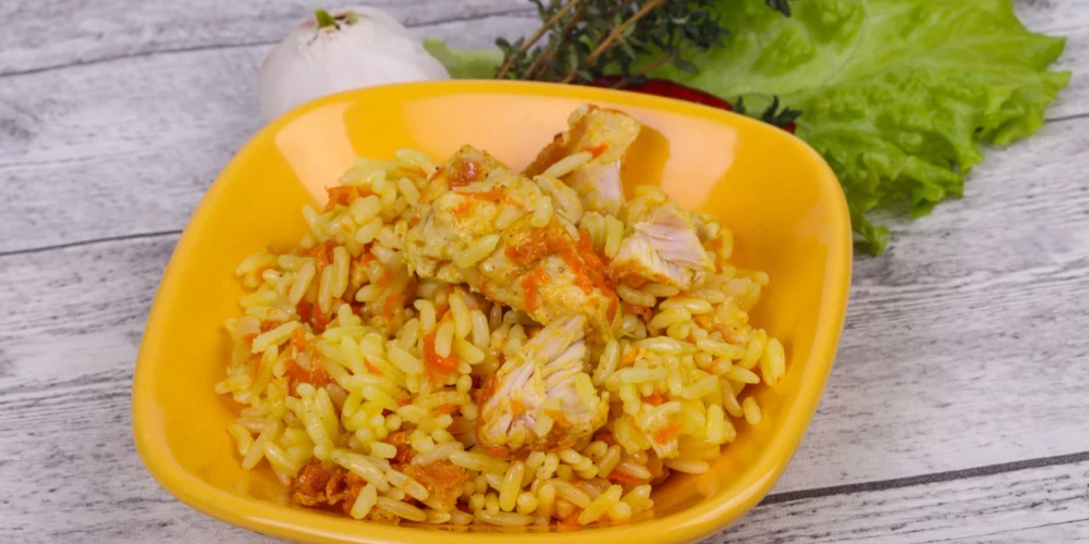 Dikti gardais plovs ar vistas gaļu.