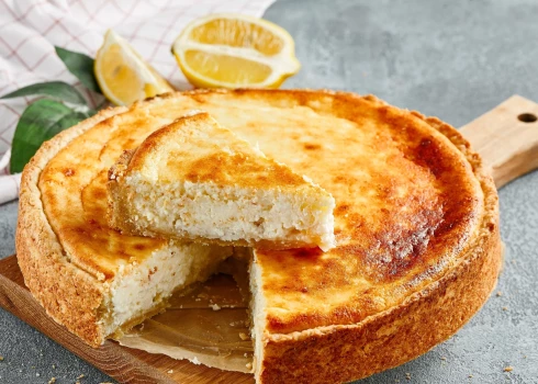 Biezpiena pīrāgs ar smilšu mīklas pamatni.