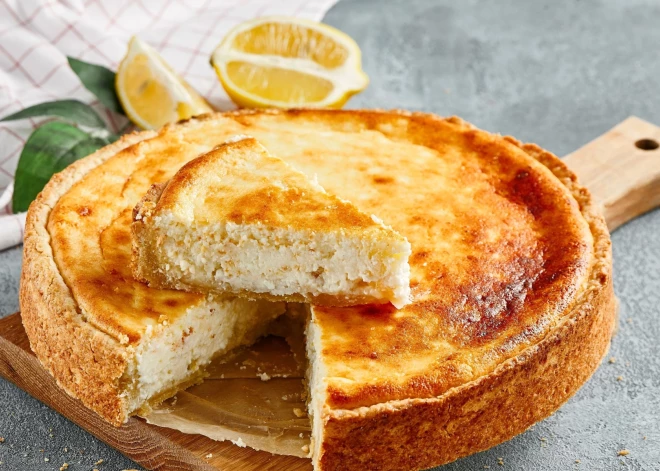 Viegli pagatavojams un garšo ģimenei – biezpiena pīrāgs ar smilšu mīklas pamatni