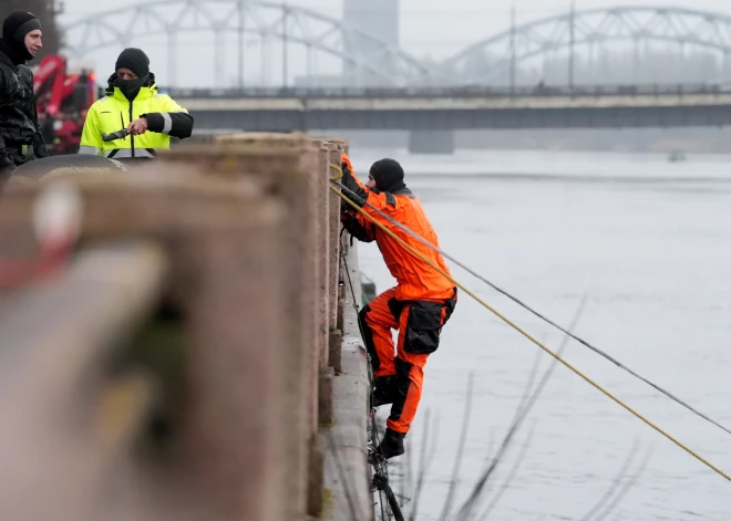 Rīgā jaunietis no Vanšu tilta ielec Daugavā
