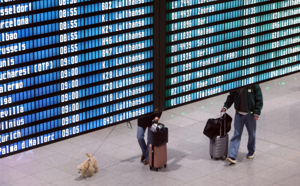 Jaunā robežkontroles sistēma rada trīs stundu garas rindas, pasažieri nokavē lidmašīnas