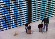 Jaunā robežkontroles sistēma rada trīs stundu garas rindas, pasažieri nokavē lidmašīnas