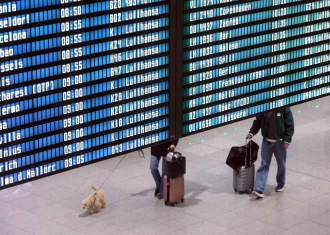 Jaunā robežkontroles sistēma rada trīs stundu garas rindas, pasažieri nokavē lidmašīnas