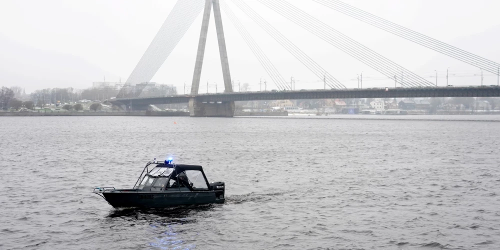 В Риге полицейские спасли юношу, который прыгнул в Даугаву с Вантового моста.